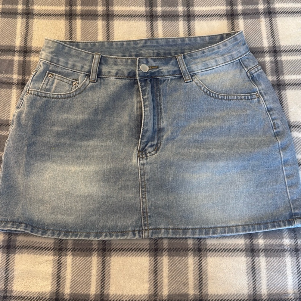 Mid rise denim mini skirt